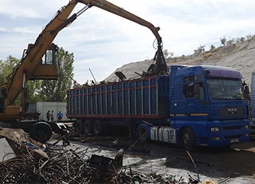 demolare cu mai multe utilaje